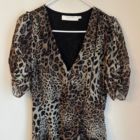 ASTR the label cheetah Animal Print ruched Midi short sleeve womens Dress M EUC - Picture 3 of 13
